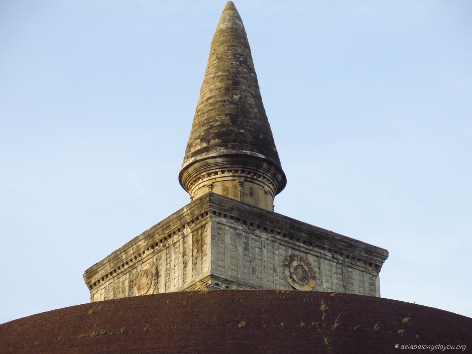 шпиль и надстройка над основным объемом ступы