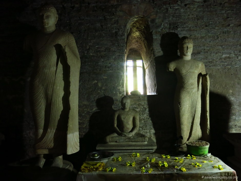 Тупарама, статуи Будды внутри