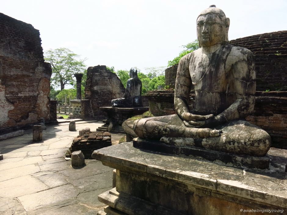 Ватадаге, статуи Будды