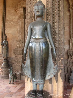 бронзовое изображение будды в храме Haw Phra Kaew