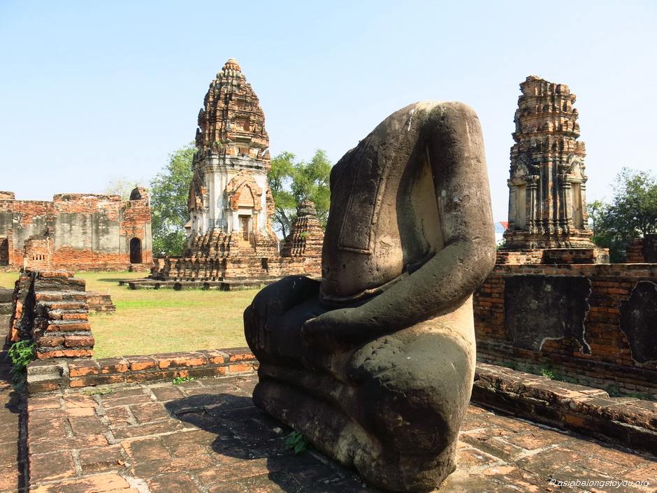 статуя Будды на открытой платформе