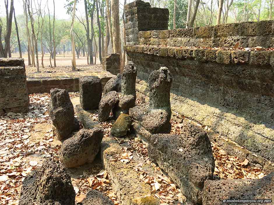 Ват Пхра Нон - мандапа, фигуры Будды