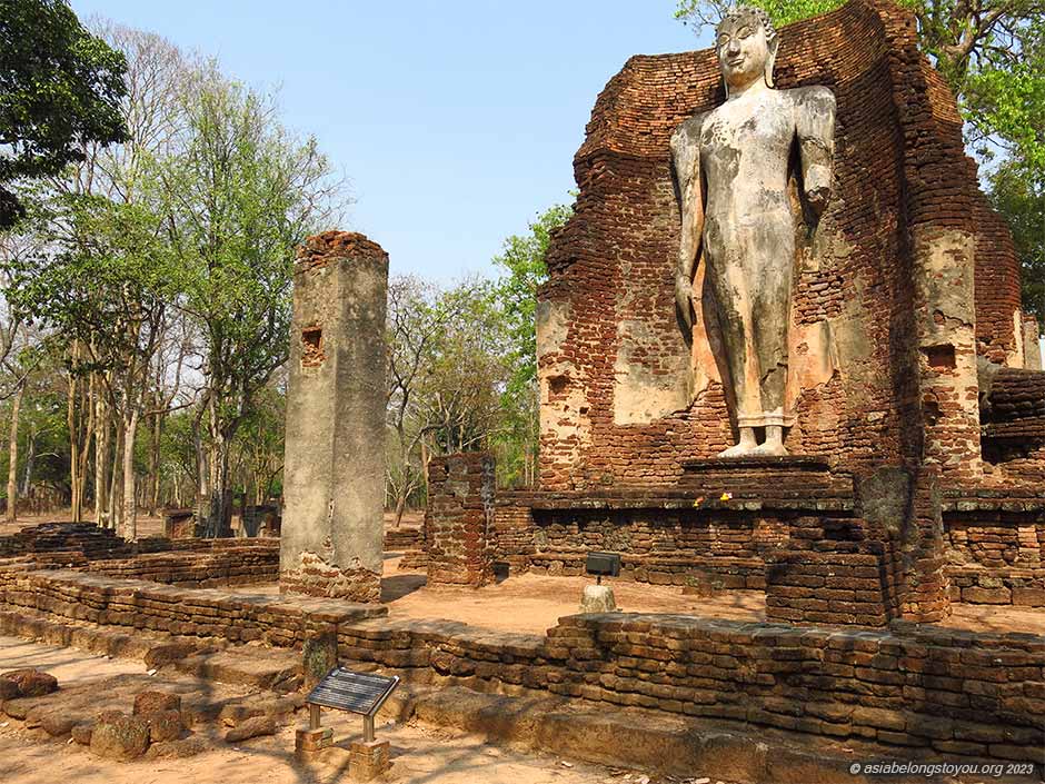 Ват Пхра Си Ириябот, статуя стоящего Будды