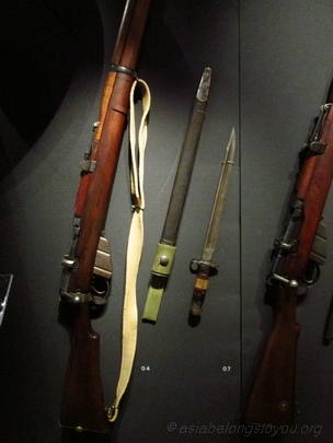винтовки Lee Enfield и штыки к ним оружие защитников Сингапура