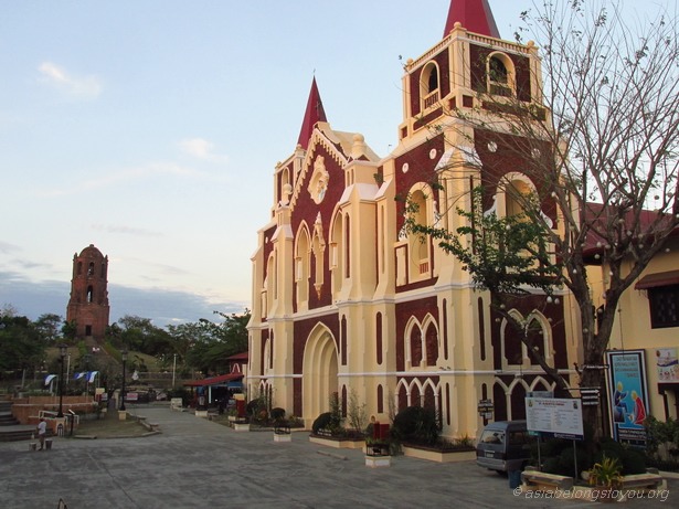 церковь Nuestra Senora Dela Caridao и колокольня Бантай
