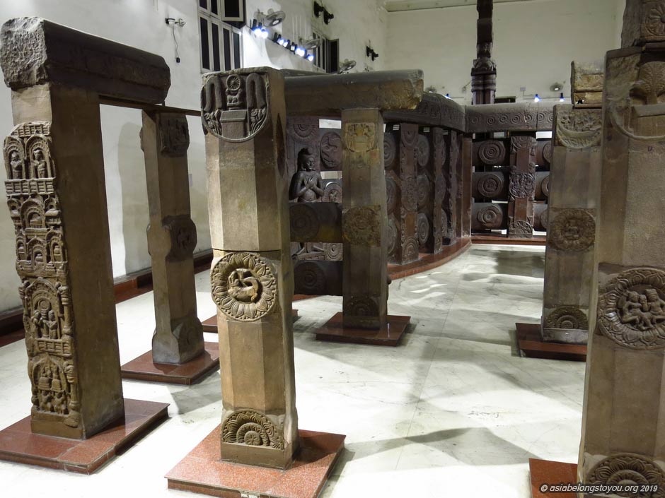 остатки ступы Бхархут найденные в Бодхгае Александром Каннингемом, руководителем Индийского археологического надзора остатки ступы Бхархут