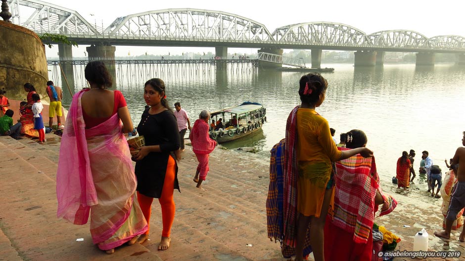 ритуальные омовения в реке Hooghly ритуальные омовения в реке Hooghly
