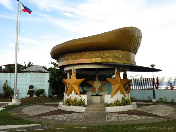 памятный знак, установленный в честь высадки генерала Макартура в порту Макабалан памятный знак, установленный в честь высадки генерала Макартура в порту Макабалан